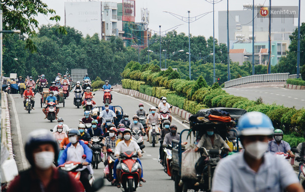 Ảnh: Xe tải nối đuôi nhau chở hàng vào trung tâm Sài Gòn trước giờ cách ly xã hội theo Chỉ thị 16 - Ảnh 7.