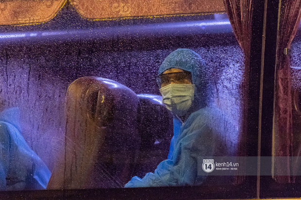 Chùm ảnh: Đoàn xe chở bệnh nhân Covid-19 nối đuôi nhau đến Bệnh viện dã chiến ở Sài Gòn trong cơn mưa đêm - Ảnh 9.