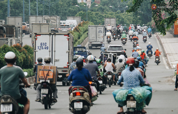 Ảnh: Xe tải nối đuôi nhau chở hàng vào trung tâm Sài Gòn trước giờ cách ly xã hội theo Chỉ thị 16 - Ảnh 9.