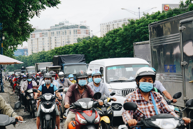 Ảnh: Xe tải nối đuôi nhau chở hàng vào trung tâm Sài Gòn trước giờ cách ly xã hội theo Chỉ thị 16 - Ảnh 10.
