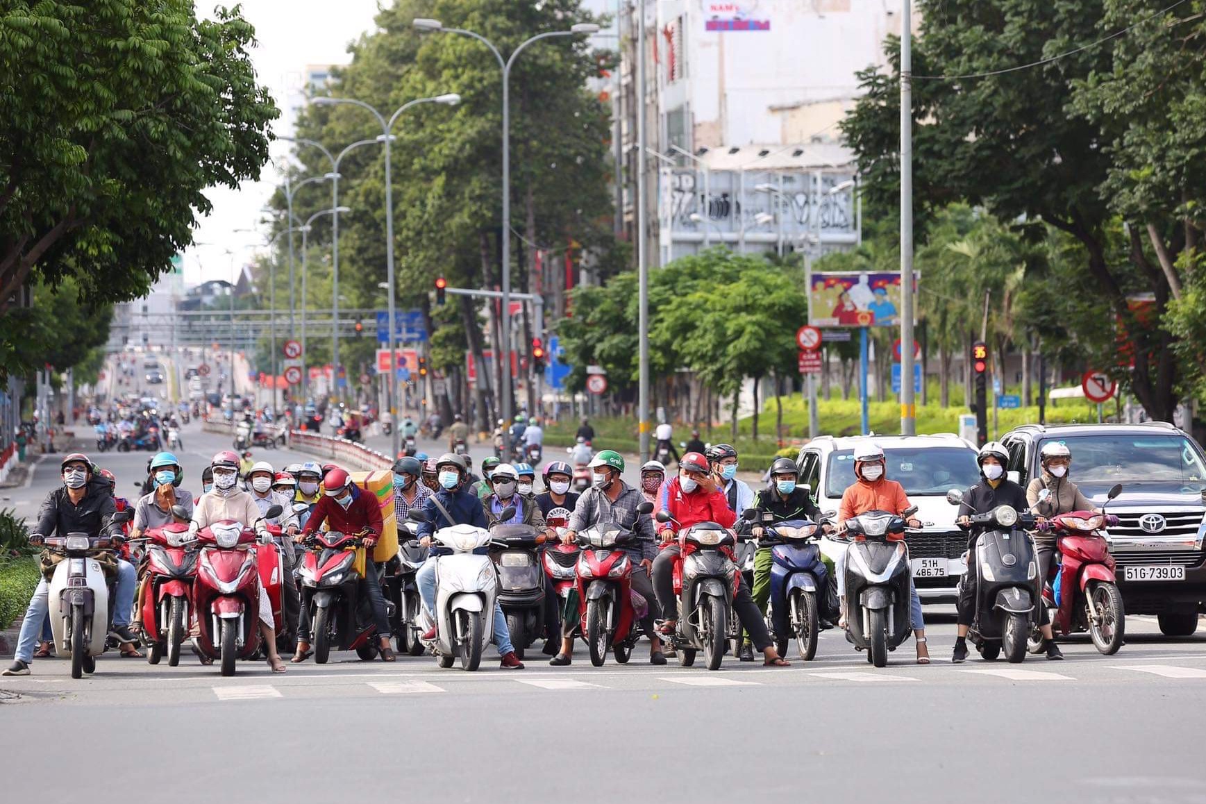 TP.HCM ngày đầu giãn cách theo chỉ thị 16: Nơi không một bóng người, nơi người dân vẫn bất chấp tập thể dục, chụp hình - Ảnh 8.