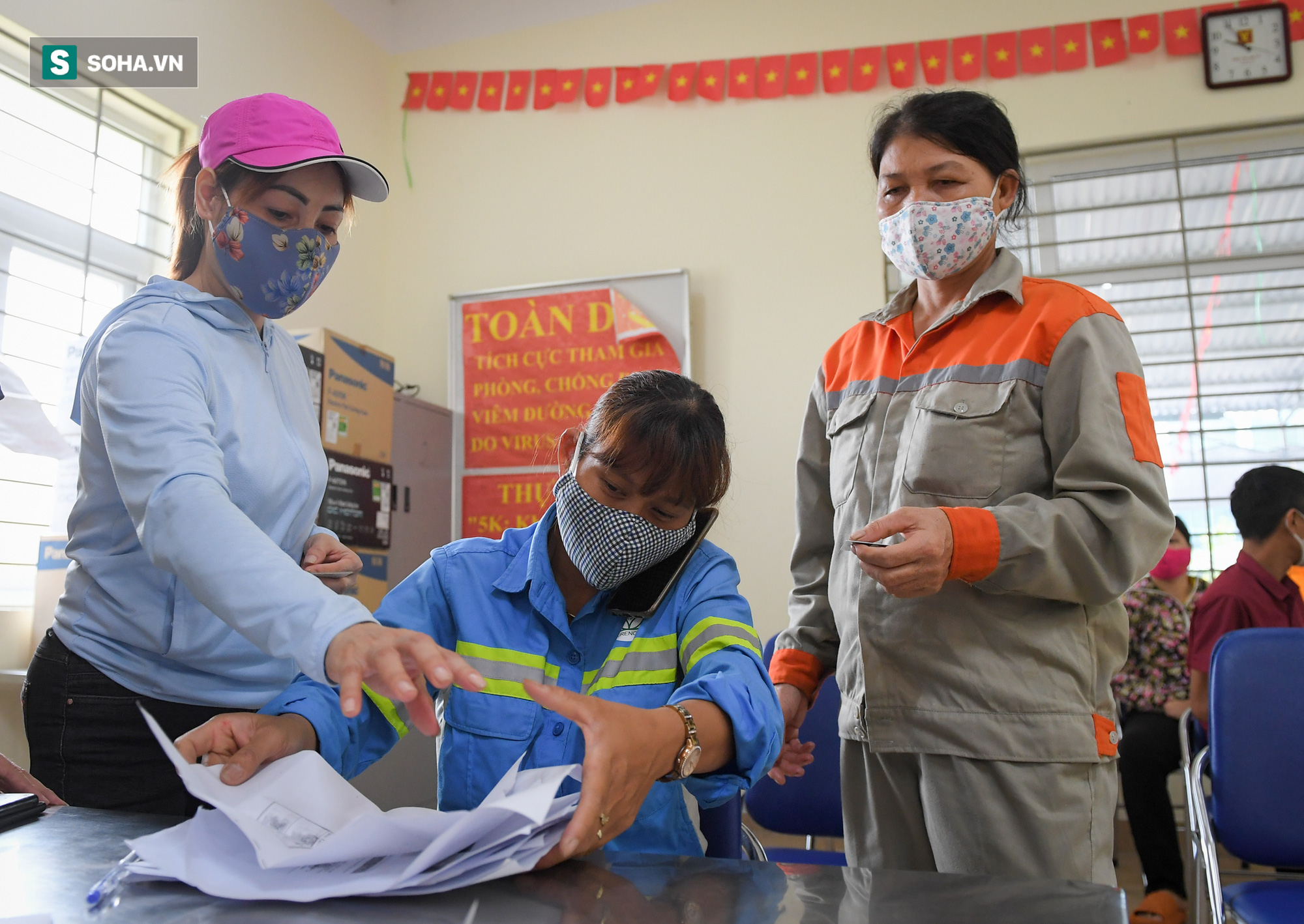 Nữ công nhân môi trường bị nợ lương xúc động khi nhận hỗ trợ: Có người coi thường gọi con rác ơi! - Ảnh 4.