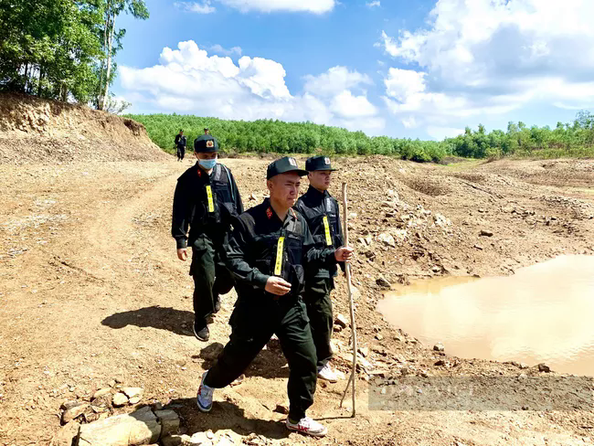 Công an Quảng Bình sử dụng chó nghiệp vụ và flycam để tìm kiếm Lê Văn Triễn - nghi phạm giết mẹ vợ - Ảnh 2.