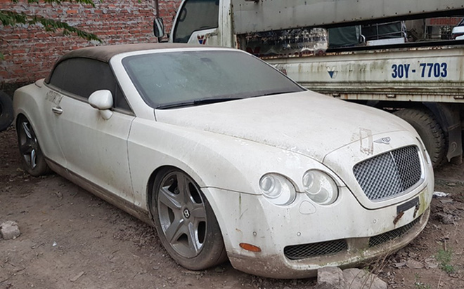 Siêu phẩm bạc tỷ một thời Bentley Continental GTC bị đại gia bỏ quên, nghe thời gian nằm phơi mưa gió mà choáng váng - Ảnh 2.