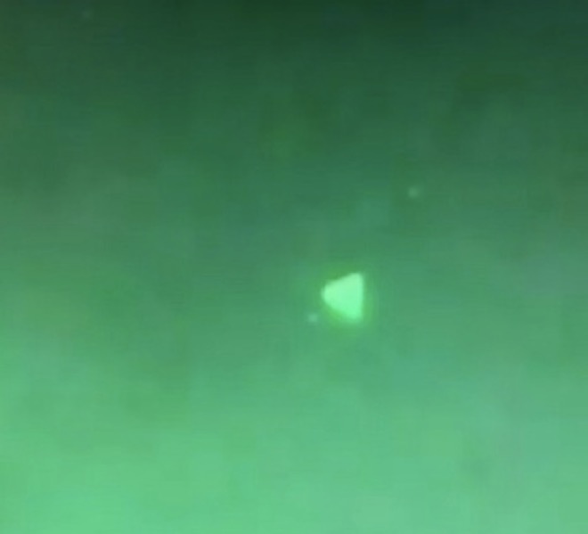 Vật thể bí ẩn lộ diện ở căn cứ TQ, giống với UFO từng áp sát tàu chiến Mỹ - Ảnh 2.