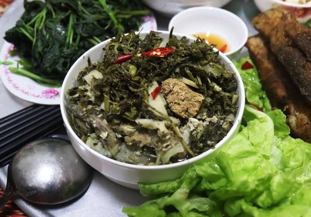 Món rau muối chua dân dã ở Phú Thọ mang về Thủ đô thành đặc sản hiếm có giúp người bán kiếm tiền triệu mỗi ngày - Ảnh 4.