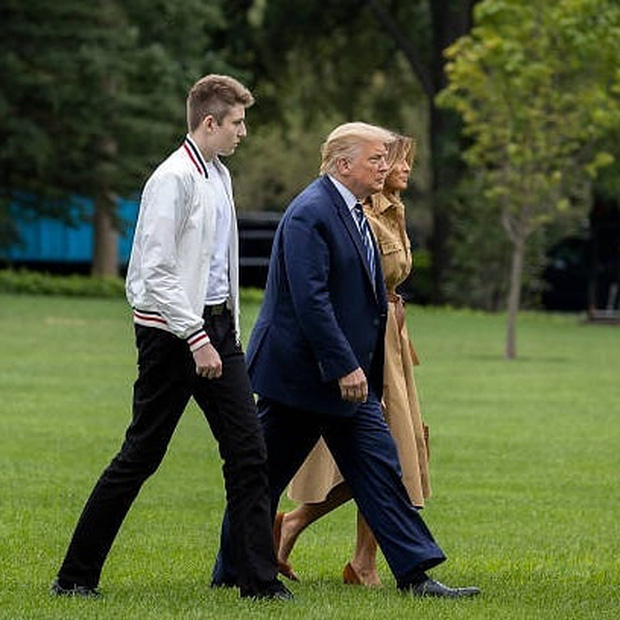 “Quý tử nước Mỹ” Barron Trump lộ diện xách túi cho mẹ tại tòa nhà của gia đình, gây choáng với chiều cao hiện tại đã hơn 2m - Ảnh 8.