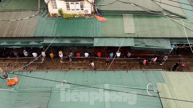 Hình ảnh xét nghiệm hàng trăm tiểu thương chợ Phùng Khoang - Ảnh 1.