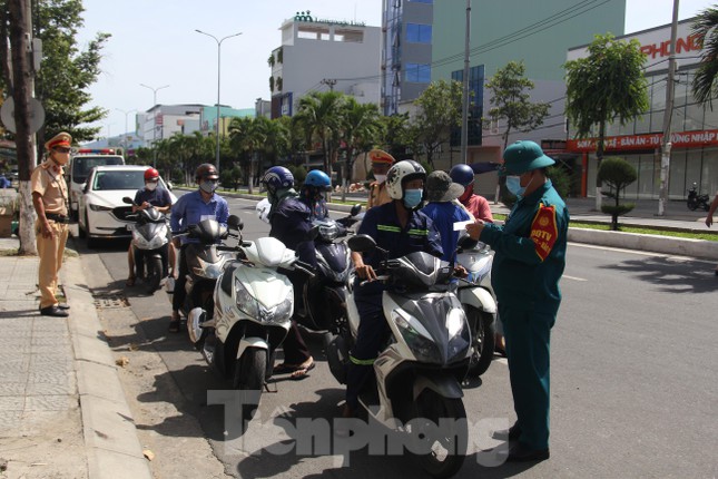 Một cán bộ Đà Nẵng xô xát với nữ nhân viên lấy mẫu xét nghiệm COVID-19. TP.HCM cơ bản kiểm soát được các ca lây lan mới - Ảnh 1.