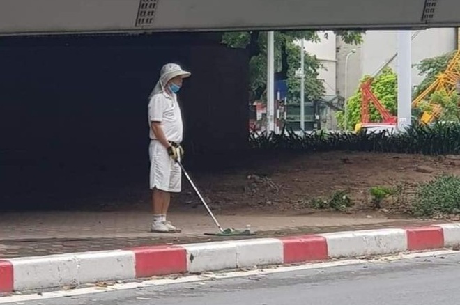 Đánh golf dưới gầm cầu vượt, người đàn ông HN bị phạt 1 triệu đồng. TP.HCM cơ bản kiểm soát được các ca lây lan mới - Ảnh 1.