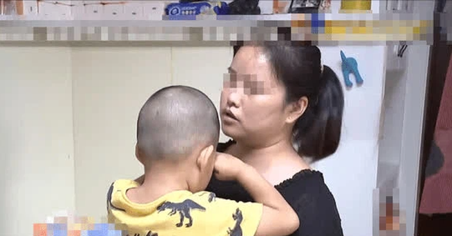 Thuê bảo mẫu trông con trai 3 tuổi, người mẹ kinh hoàng phát hiện hành vi mất nhân tính - Ảnh 1.