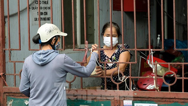 Hình ảnh xét nghiệm hàng trăm tiểu thương chợ Phùng Khoang - Ảnh 12.