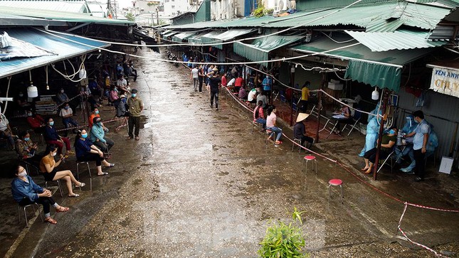 Hình ảnh xét nghiệm hàng trăm tiểu thương chợ Phùng Khoang - Ảnh 3.