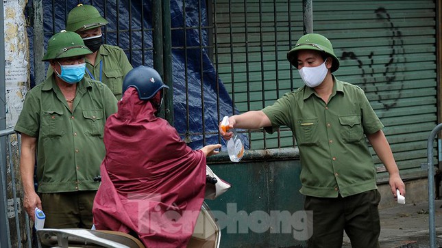 Phó Thủ tướng Vũ Đức Đam: Tiêm hết vắc-xin cho người dân TPHCM. Người dân không được đi khỏi nơi cư trú từ hôm nay đến hết giãn cách xã hội - Ảnh 4.