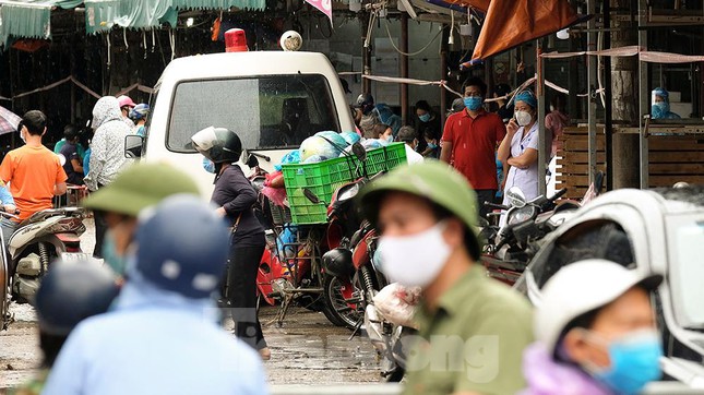 Hình ảnh xét nghiệm hàng trăm tiểu thương chợ Phùng Khoang - Ảnh 7.