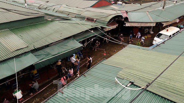 Hình ảnh xét nghiệm hàng trăm tiểu thương chợ Phùng Khoang - Ảnh 9.