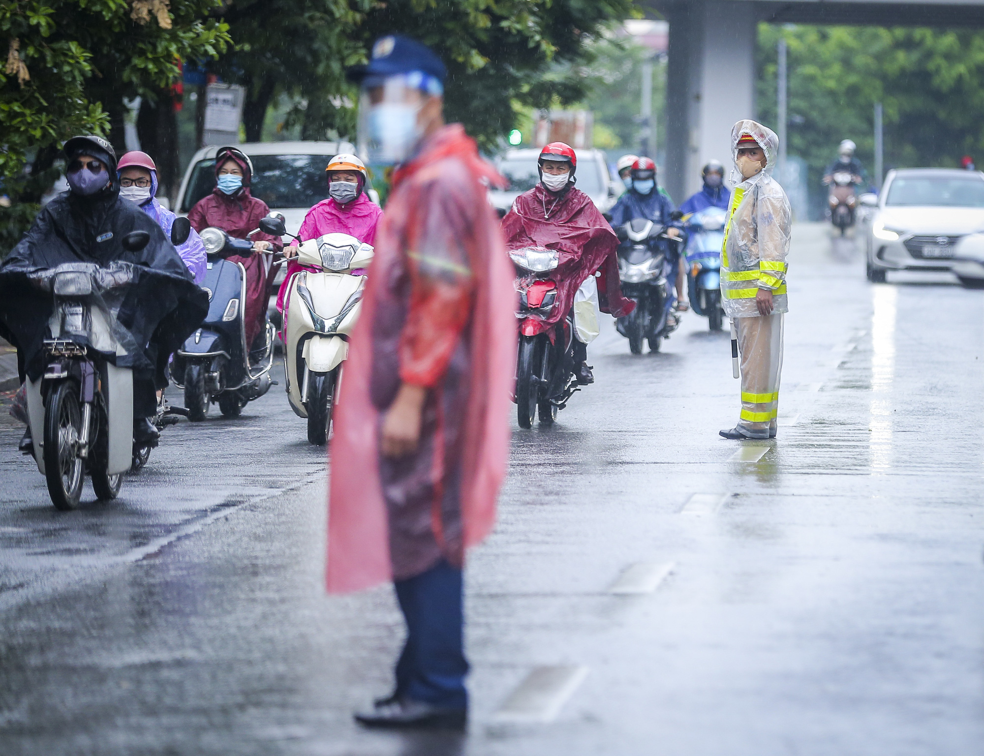 Đội mưa đi làm, nhiều người ngậm ngùi quay xe vì thiếu giấy xác nhận lịch trực, lịch làm việc - Ảnh 8.