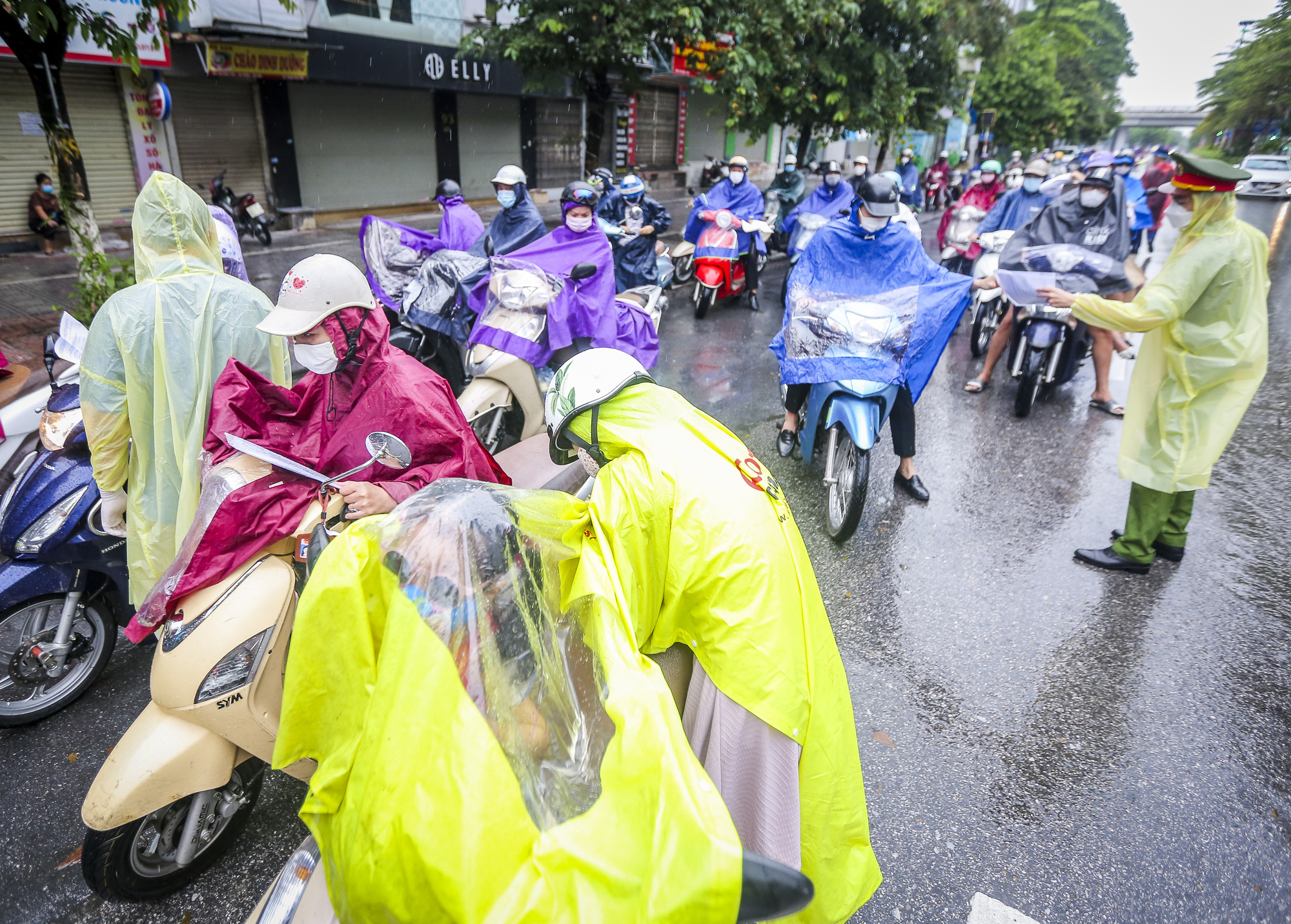 Đội mưa đi làm, nhiều người ngậm ngùi quay xe vì thiếu giấy xác nhận lịch trực, lịch làm việc - Ảnh 5.