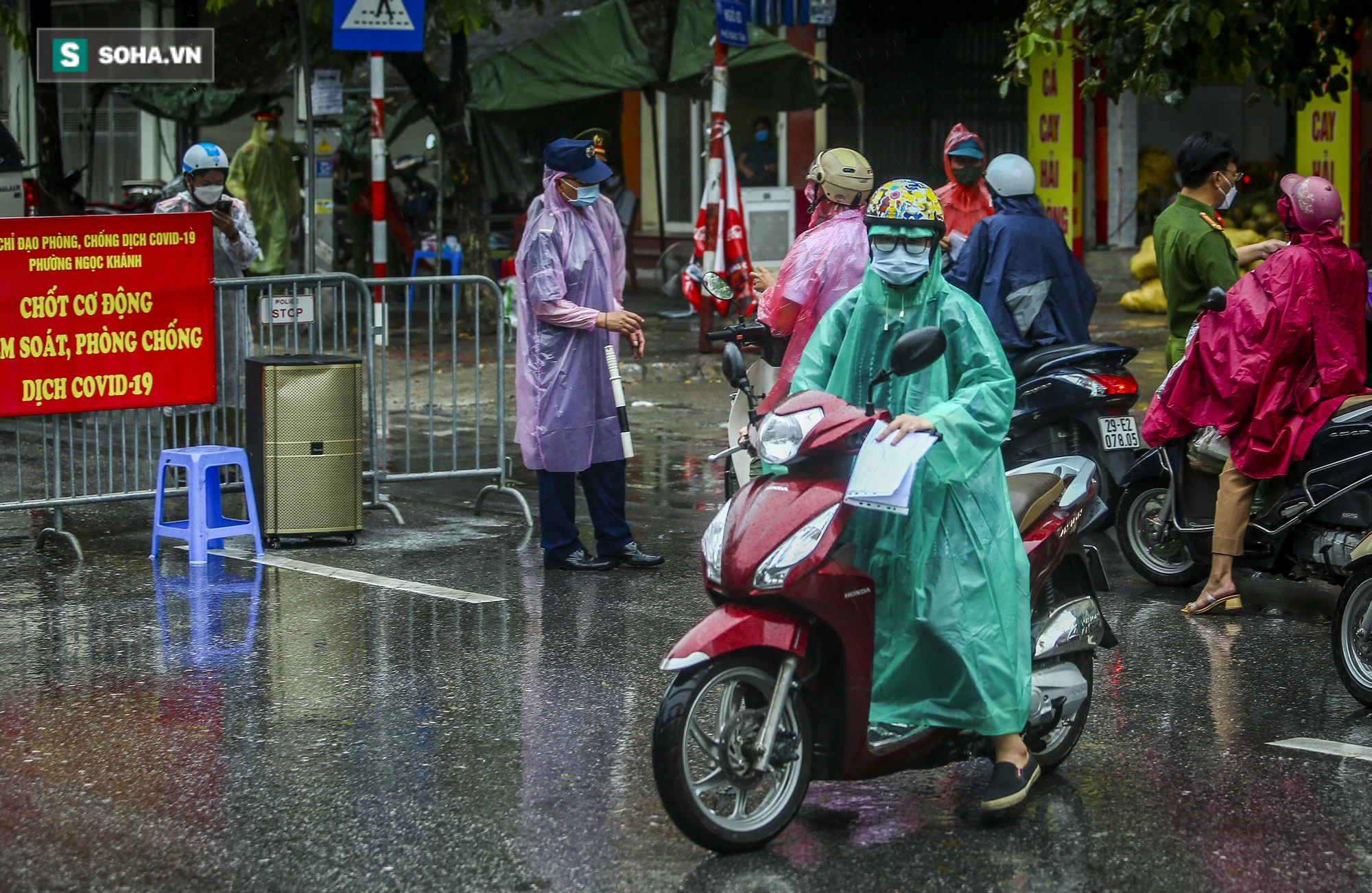 Đội mưa đi làm, nhiều người ngậm ngùi quay xe vì thiếu giấy xác nhận lịch trực, lịch làm việc - Ảnh 13.