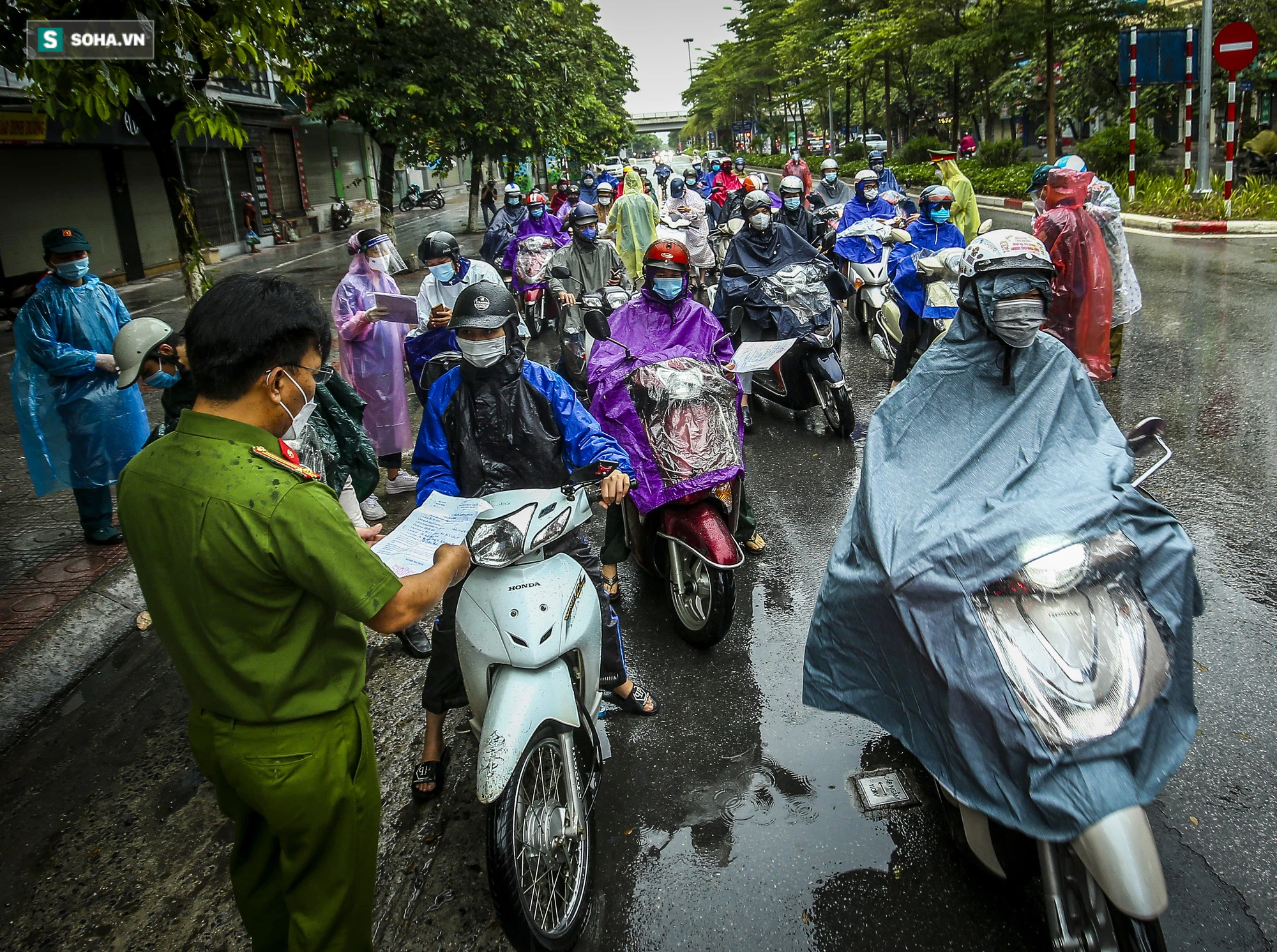 Đội mưa đi làm, nhiều người ngậm ngùi quay xe vì thiếu giấy xác nhận lịch trực, lịch làm việc - Ảnh 12.