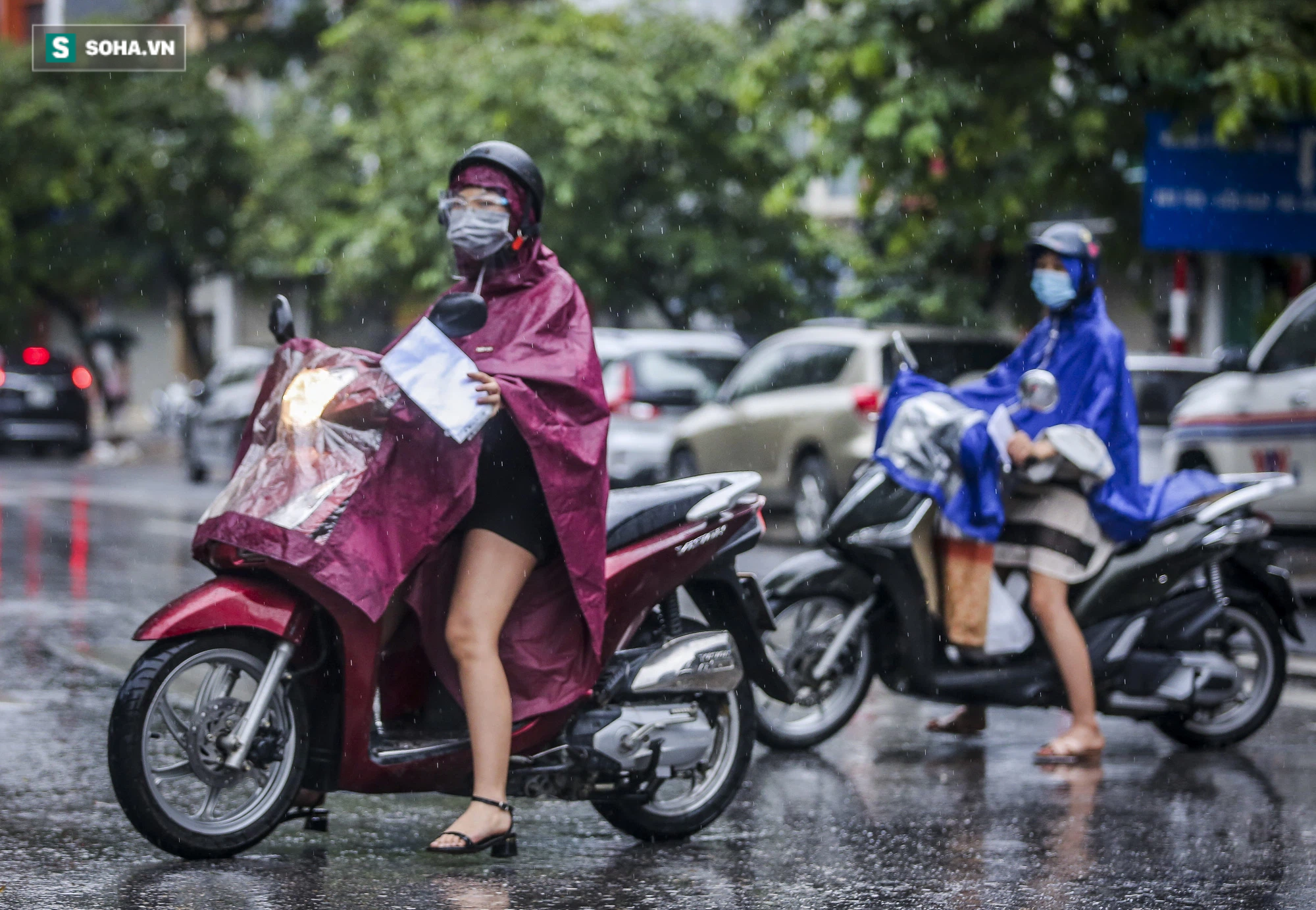 Đội mưa đi làm, nhiều người ngậm ngùi quay xe vì thiếu giấy xác nhận lịch trực, lịch làm việc - Ảnh 9.