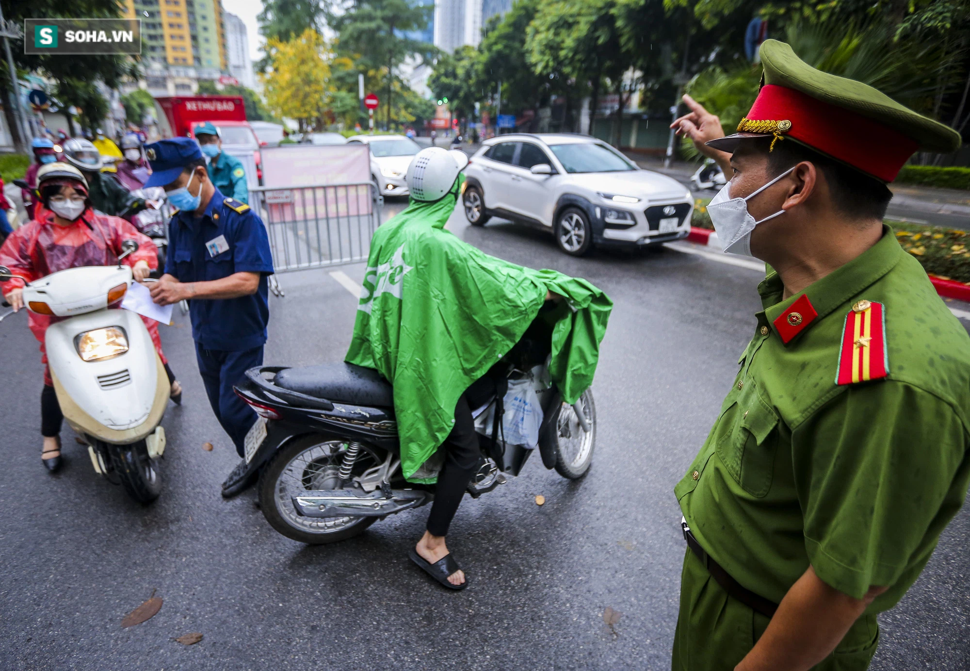 Đội mưa đi làm, nhiều người ngậm ngùi quay xe vì thiếu giấy xác nhận lịch trực, lịch làm việc - Ảnh 7.