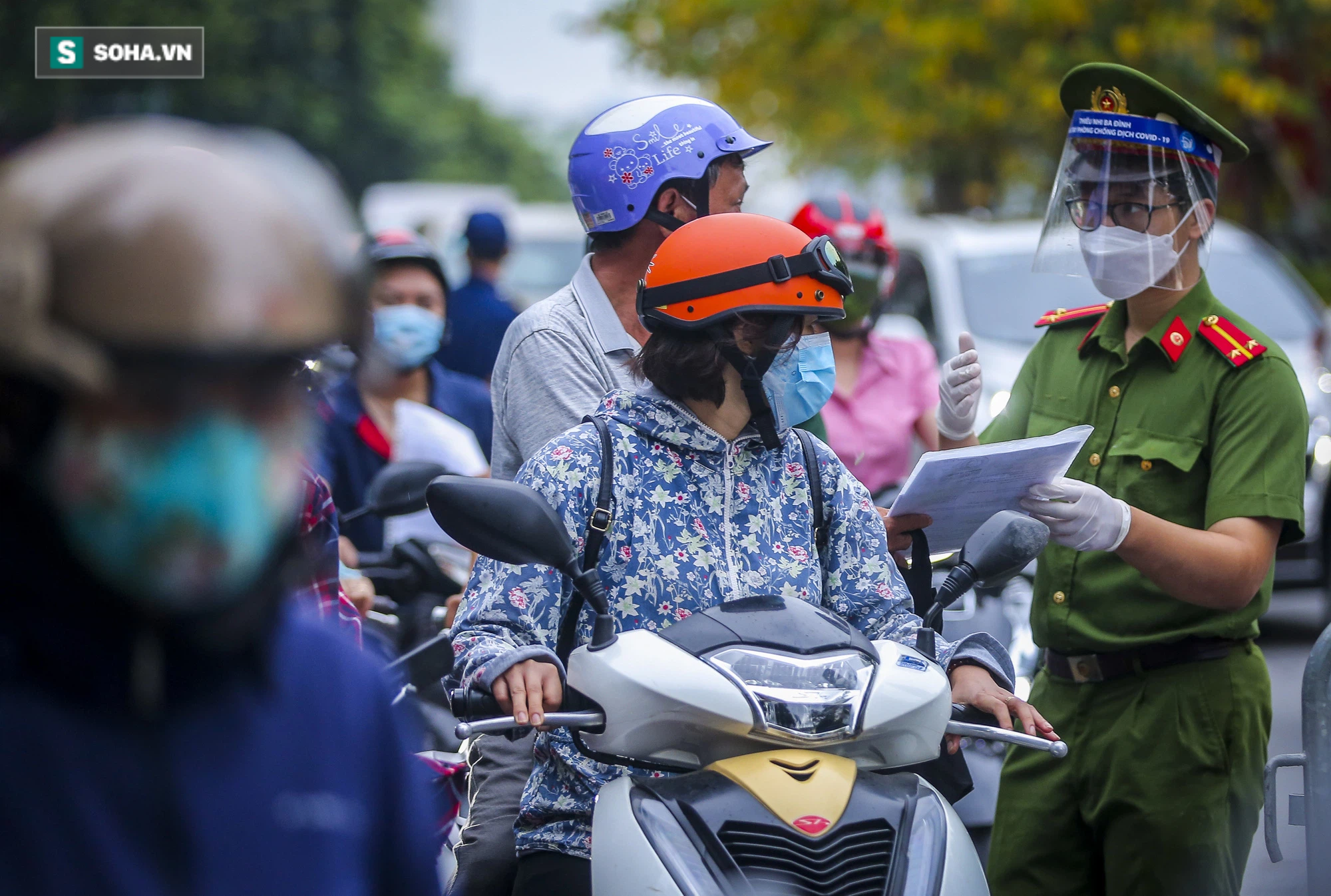 Đội mưa đi làm, nhiều người ngậm ngùi quay xe vì thiếu giấy xác nhận lịch trực, lịch làm việc - Ảnh 3.