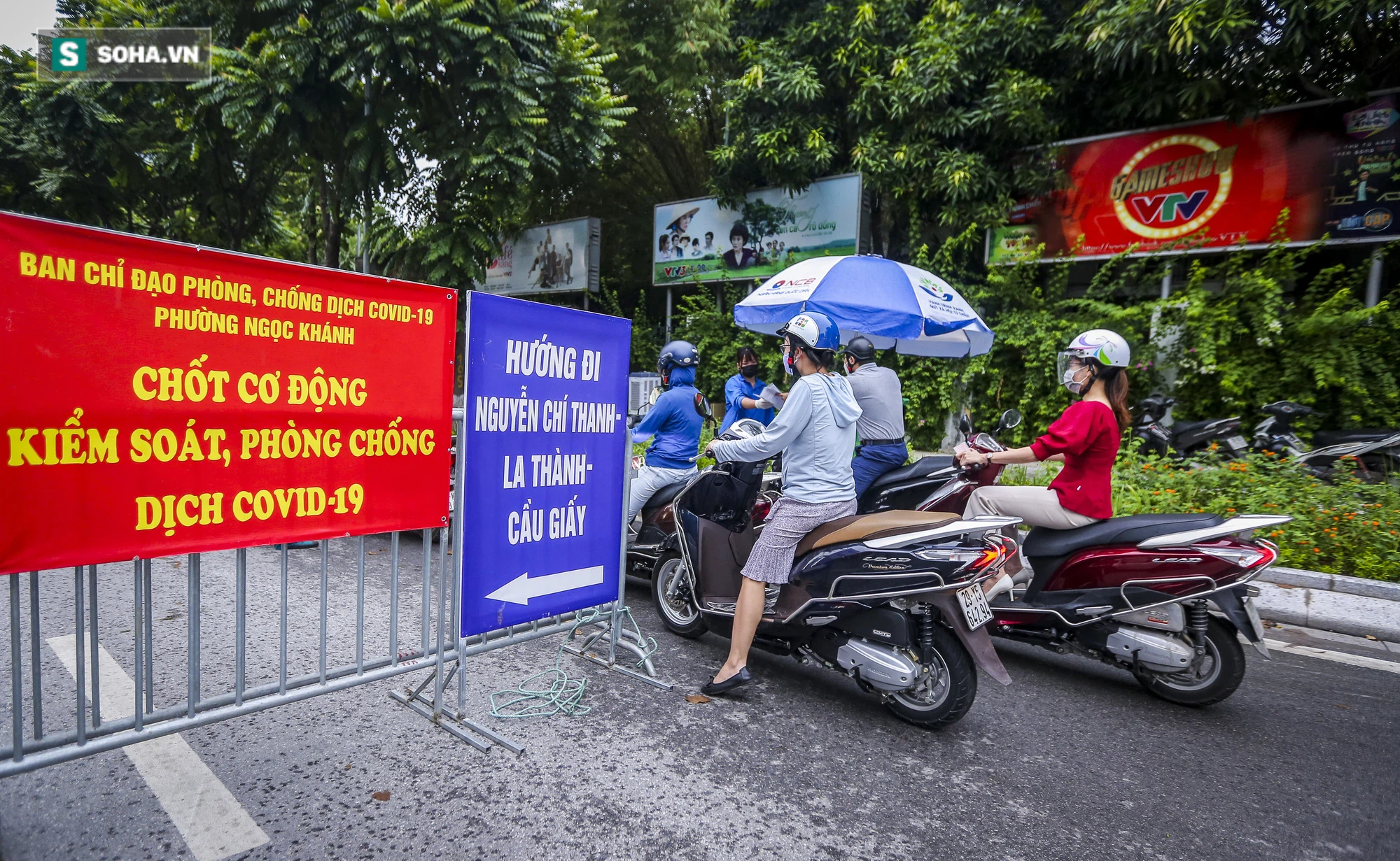 Đội mưa đi làm, nhiều người ngậm ngùi quay xe vì thiếu giấy xác nhận lịch trực, lịch làm việc - Ảnh 1.