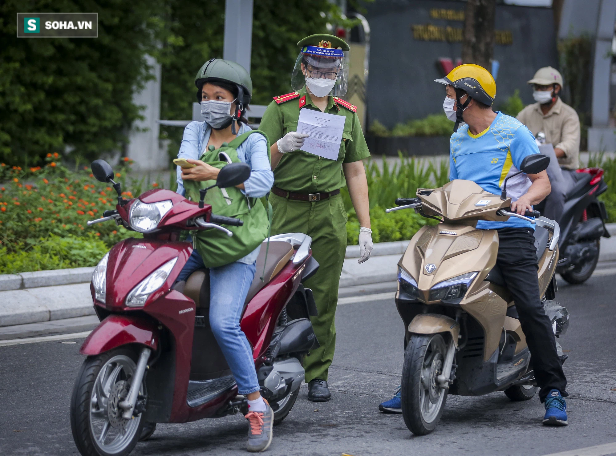 Đội mưa đi làm, nhiều người ngậm ngùi quay xe vì thiếu giấy xác nhận lịch trực, lịch làm việc - Ảnh 2.