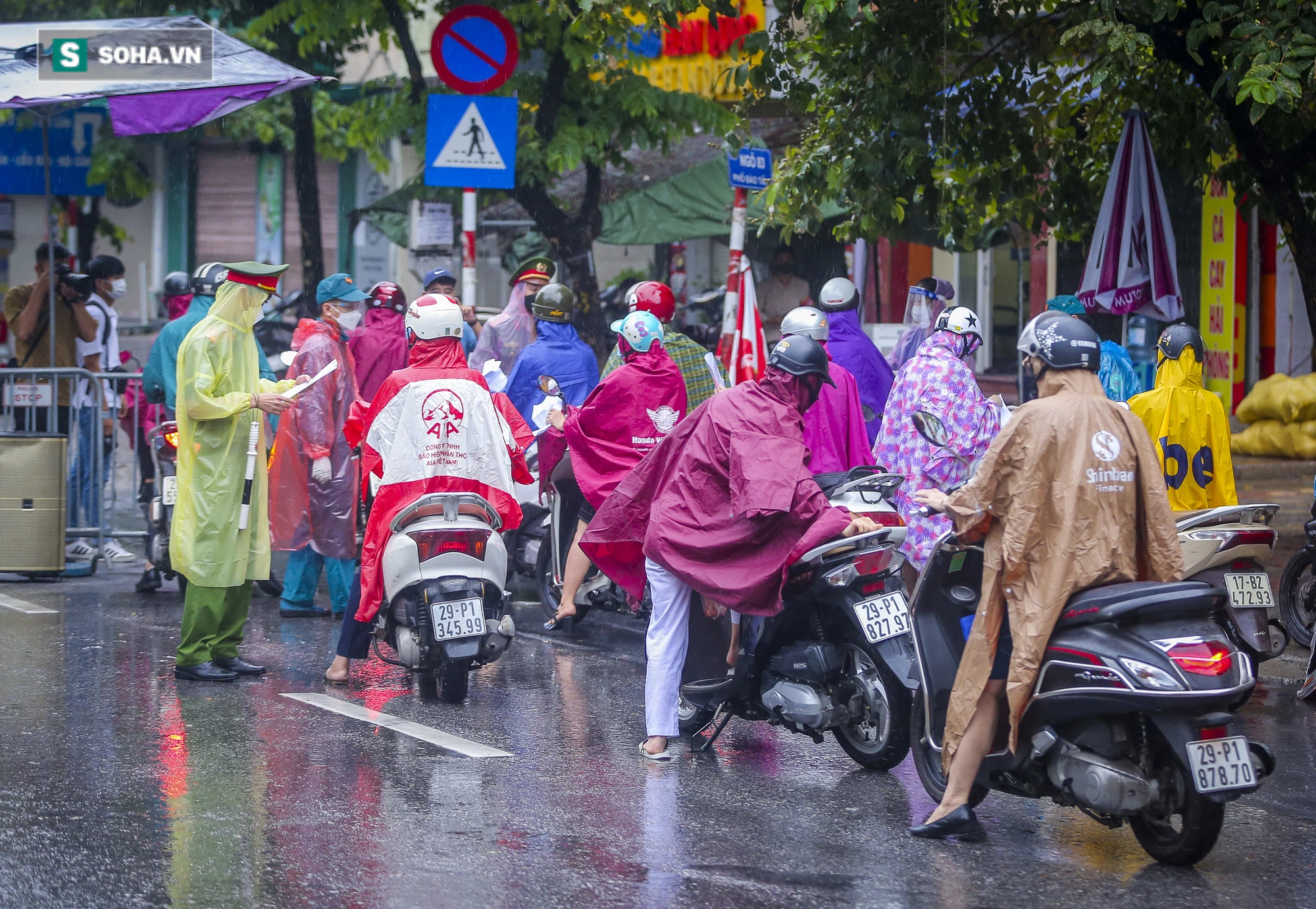 Đội mưa đi làm, nhiều người ngậm ngùi quay xe vì thiếu giấy xác nhận lịch trực, lịch làm việc - Ảnh 4.