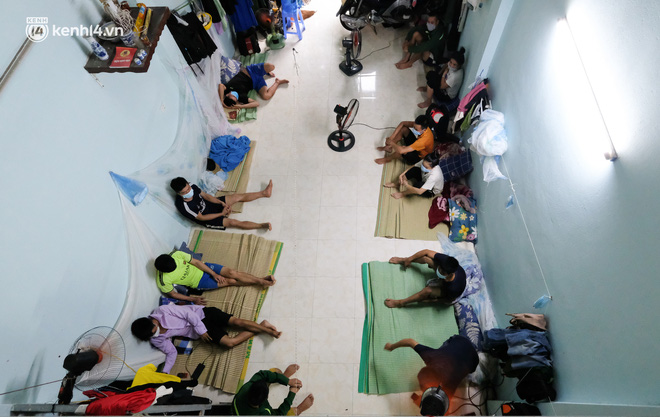 Những công nhân xây dựng mắc kẹt trong các phòng trọ chật hẹp ở Hà Nội: Chỉ biết làm bạn với bức tường, ăn mì tôm qua ngày - Ảnh 1.