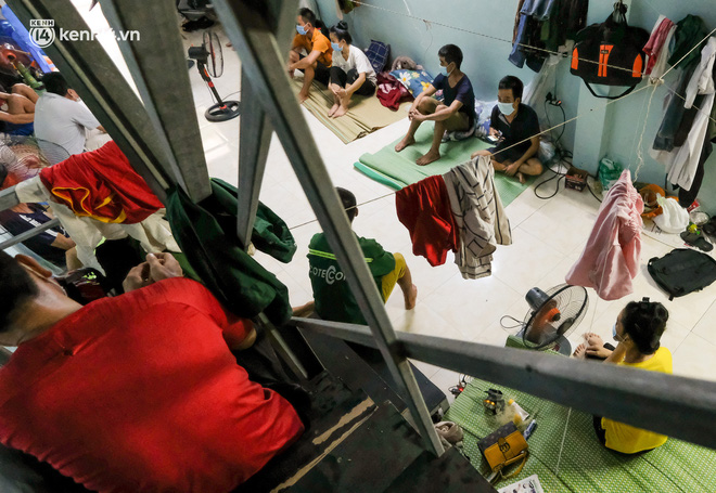 Những công nhân xây dựng mắc kẹt trong các phòng trọ chật hẹp ở Hà Nội: Chỉ biết làm bạn với bức tường, ăn mì tôm qua ngày - Ảnh 2.