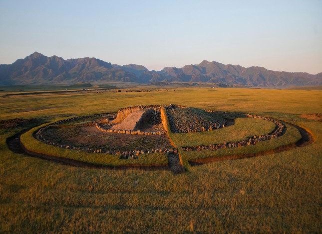 Choáng ngợp trước kho vàng trong ngôi mộ cổ của cung thủ tuổi teen ở Kazakhstan - Ảnh 3.