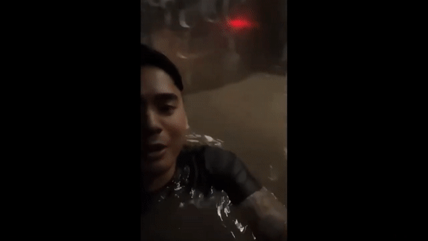 Video: 3 người mắc kẹt bên trong thang máy đóng chặt, hốt hoảng cầu cứu khi nước dâng lên đến tận cổ, cảnh tượng khiến ai nấy đứng tim - Ảnh 2.