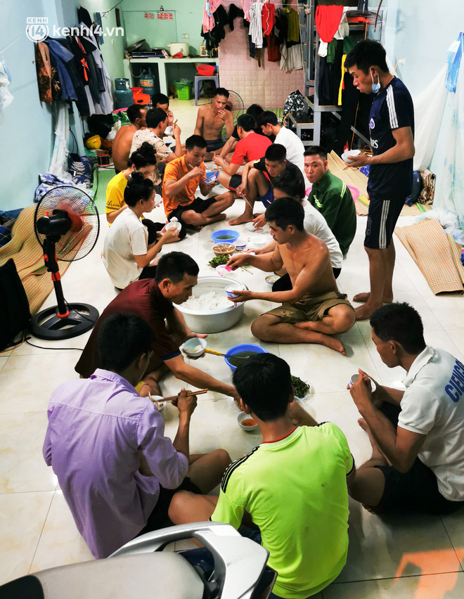Những công nhân xây dựng mắc kẹt trong các phòng trọ chật hẹp ở Hà Nội: Chỉ biết làm bạn với bức tường, ăn mì tôm qua ngày - Ảnh 6.