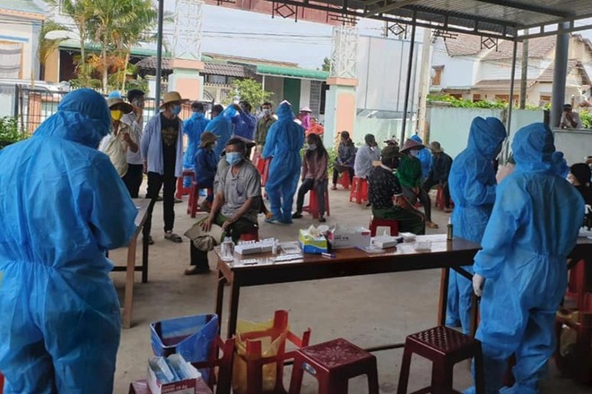 Phó thủ tướng: Vaccine về đến đâu, ưu tiên tối đa cho TP HCM. Tạm đình chỉ công tác chủ tịch xã để dân tụ tập sinh nhật làm lây lan dịch - Ảnh 1.