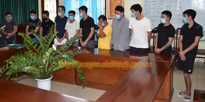 3 anh em ruột thay nhau mở sới bạc tại nhà cho nhiều người tới sát phạt - Ảnh 1. 3 anh em ruột thay nhau mở sới bạc tại nhà cho nhiều người tới sát phạt - Ảnh 1.