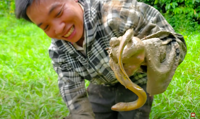 Thấy đám cỏ ngập nước giữa rừng, nhóm thanh niên thử lật lên và tìm được một thứ khiến ai cũng bất ngờ - Ảnh 3.