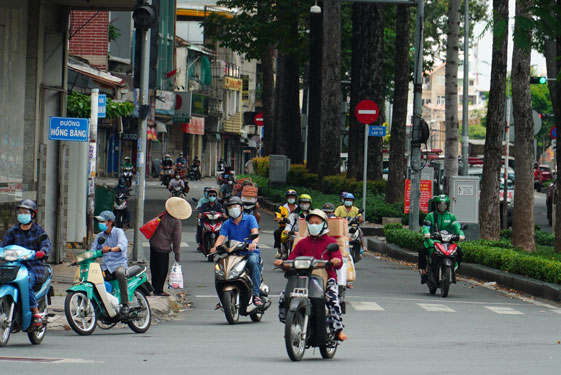 Sáng nay, Hà Nội thêm 4 ca nhiễm Covid-19; không hiểu vì sao đang giãn cách mà TP.HCM có nhiều người ra đường như vậy - Ảnh 1.