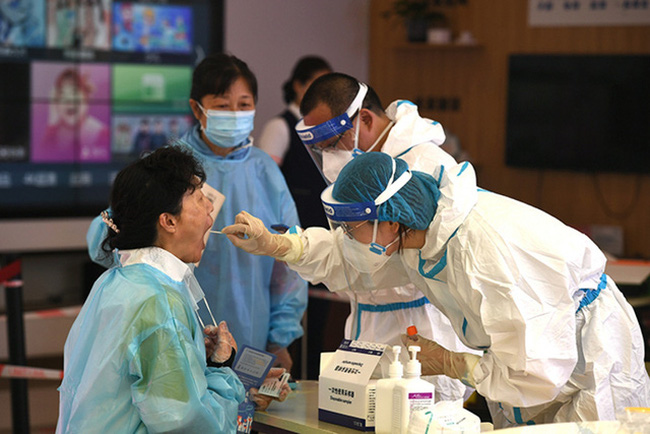 Tin mừng: Việt Nam được hỗ trợ gần 10 triệu liều vaccine Covid-19; Nguy cơ bùng dịch diện rộng ở Trung Quốc có cao không? - Ảnh 1.