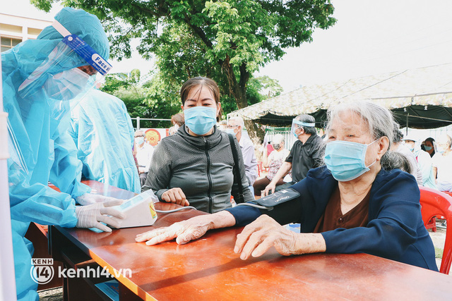 Cận cảnh xe tiêm chủng lưu động “bung 2 cánh” để che mưa nắng cho bà con Sài Gòn tiêm vaccine Covid-19 - Ảnh 11.