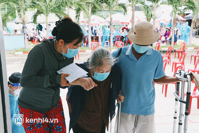 Cận cảnh xe tiêm chủng lưu động “bung 2 cánh” để che mưa nắng cho bà con Sài Gòn tiêm vaccine Covid-19 - Ảnh 12.