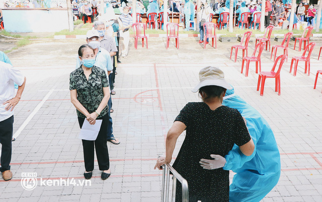 Cận cảnh xe tiêm chủng lưu động “bung 2 cánh” để che mưa nắng cho bà con Sài Gòn tiêm vaccine Covid-19 - Ảnh 13.