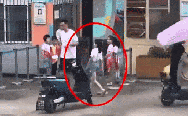 Mẹ khoe con 6 tuổi tự tin bước vào trường, dân mạng lại lo lắng điều này