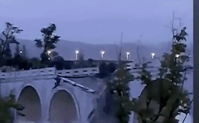 Clip: Cây cầu bất ngờ đổ sập ngay sau khi có người đi qua, khoảnh khắc đáng sợ khiến ai cũng thót tim
