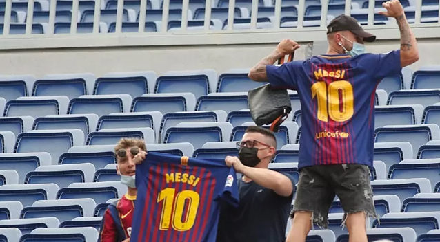 CHÙM ẢNH: Cule tri ân Messi, công kích Laporta - Ảnh 2.