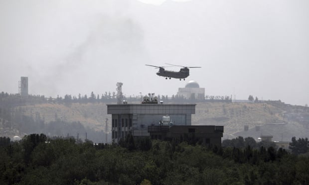 Video: Siêu trực thăng Mỹ gấp rút sơ tán nhân viên khỏi Đại sứ quán ở Afghanistan - Ảnh 4.