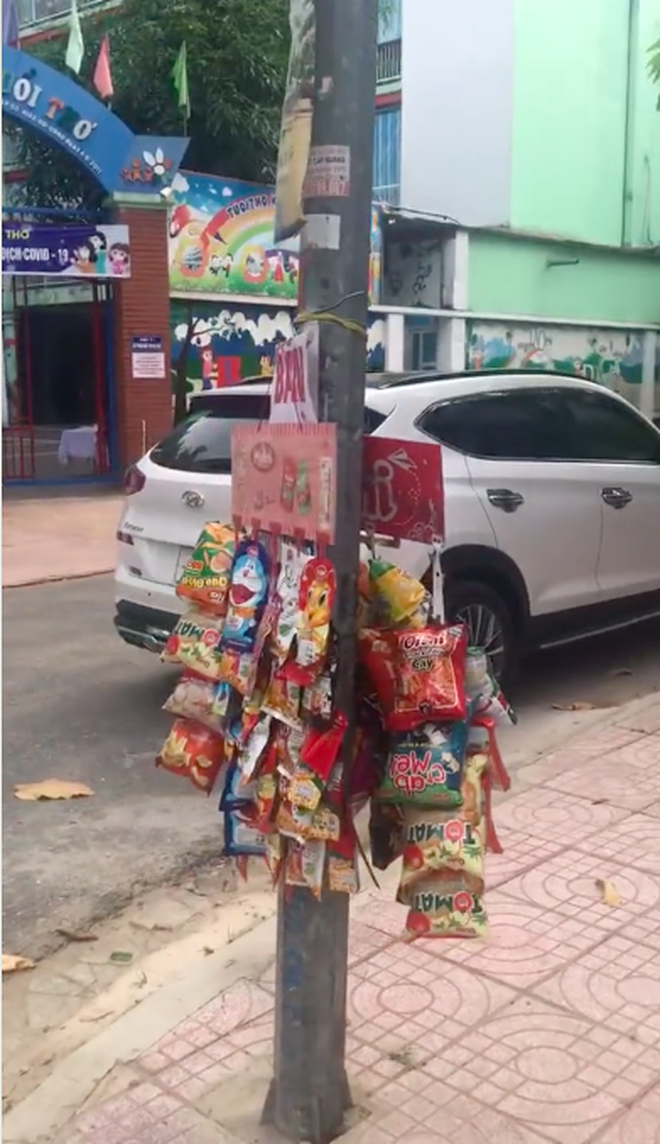 Cô bán hàng lú lẫn nhất Việt Nam: Dọn đồ về nhưng lại bỏ quên thứ này trên… cột điện, chẳng biết số phận nó sẽ về đâu? - Ảnh 2.