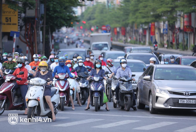 Ảnh: Đường phố Hà Nội tấp nập ngày đầu tuần dù đang giãn cách xã hội theo Chỉ thị 16 - Ảnh 2.