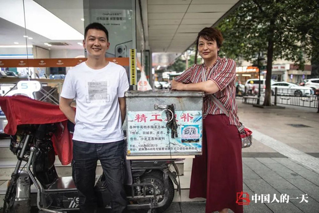 Nghiện khâu vá, chàng trai mua được nhà mặt phố, nuôi cả gia đình nhờ ngón nghề mẹ truyền - Ảnh 2.